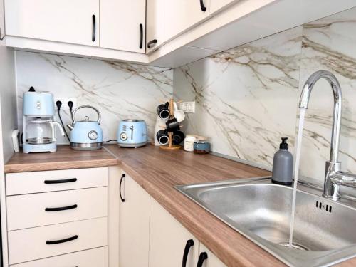Amfitriti 30meter to beach, 6min Old Town, 2BD 4PL