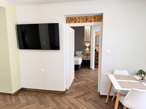 Amfitriti 30meter to beach, 6min Old Town, 2BD 4PL