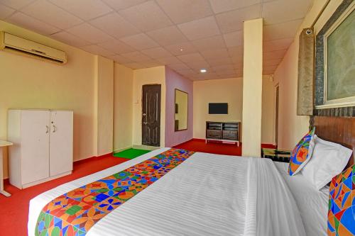 Postel nebo postele na pokoji v ubytování FabHotel Jayraj Executive
