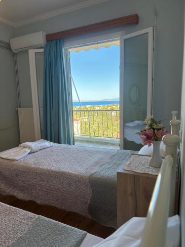 una camera da letto con un letto e una grande finestra di Maria's Cottage a Città di Lefkada