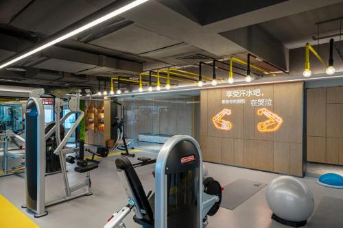 EVEN Hotel Chengdu Jinniu by IHGにあるフィットネスセンターまたはフィットネス設備