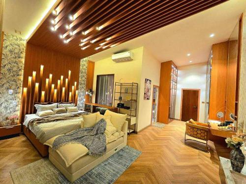 a large bedroom with a large bed in a room at Home atmos prime villa pattaya in Ban Hui Yai Muk