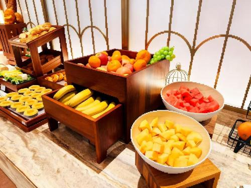 上海上海陆家嘴美居酒店的木篮里水果蔬菜的展示