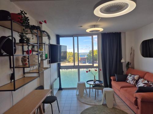 Bazén v ubytování Le Pavois d'Or, studio rénové avec goût, Superbe Vue, Proximité Gare et Centre, Climatisation nebo v jeho okolí