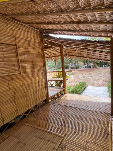 Ban Nong ChaengにあるLanta Giant Lodgeの木製のパーゴラ(木製のデッキにベンチ付)