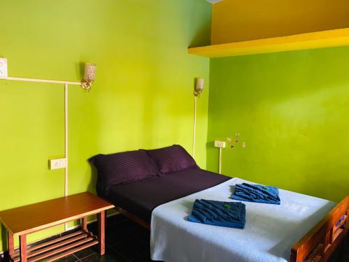 Ένα ή περισσότερα κρεβάτια σε δωμάτιο στο Savitri Guest House