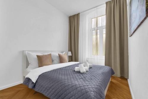 une chambre avec un lit avec deux ours en peluche dessus dans l'établissement Trendy Apartments in Centrum, à Staré Mesto