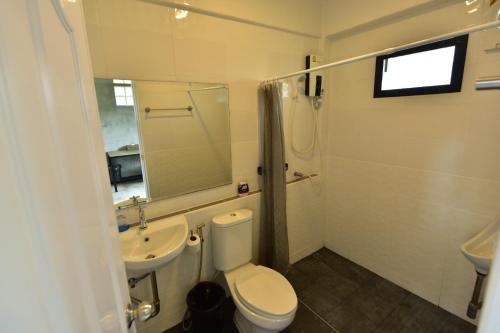 Un baño de BaanSuanklaiKlungBangkrachao บ้านสวนใกล้กรุงบางกะเจ้า