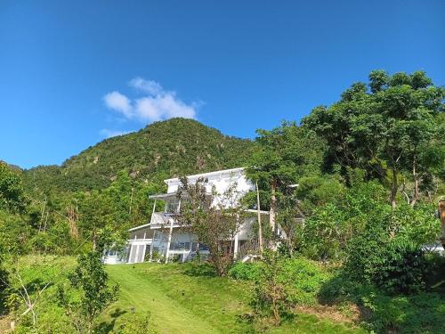 a house on the side of a hill at 高一 33 班 Homestay 1982 in Chenggong