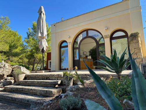 Villa con una escalera que conduce a una casa en Agriturismo Il Trappeto, en Gallipoli