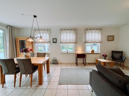 ein Wohnzimmer mit Tisch und Couch in der Unterkunft Ferienhaus Pauline in Glücksburg