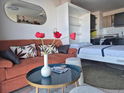 Postel nebo postele na pokoji v ubytování Le Pavois d'Or, studio rénové avec goût, Superbe Vue, Proximité Gare et Centre, Climatisation