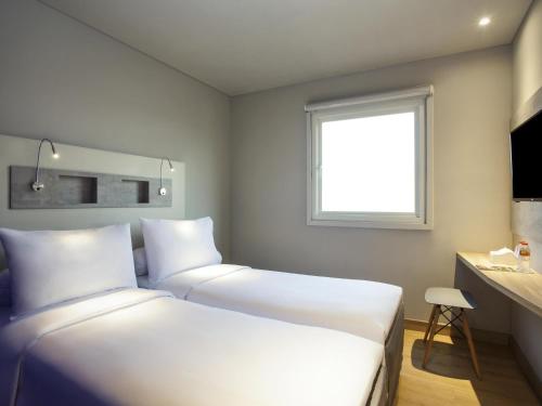Katil atau katil-katil dalam bilik di ibis budget Surabaya Diponegoro