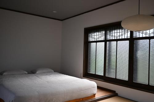 Ein Bett oder Betten in einem Zimmer der Unterkunft 余韻 奈良宿 - yoinn narayado