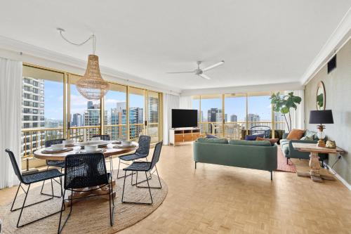 Televiisor ja/või meelelahutuskeskus majutusasutuses Luxury 3BR Gold Coast Stay Ocean and City Views