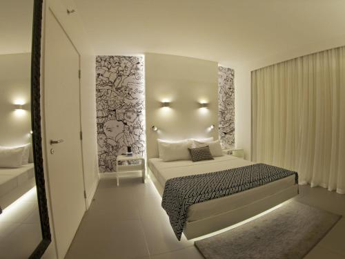 a bedroom with a large bed in a room at ibis Styles Rondonopolis in Rondonópolis