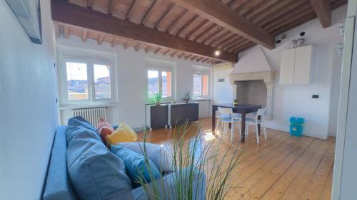 eine Person, die auf einer Couch in einem Wohnzimmer sitzt in der Unterkunft Sky View Residenza - Roofview free parking in Verona