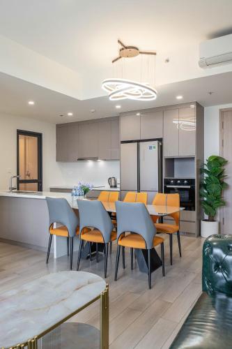 a kitchen and dining room with a table and chairs at Studio-GH5 - Vinhomes Grand Park - Thu Duc City in Long Bình