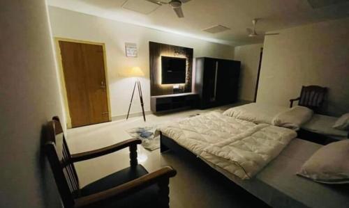 a bedroom with a bed and a table and a window at Maa Basanti Lodge in Jāmb