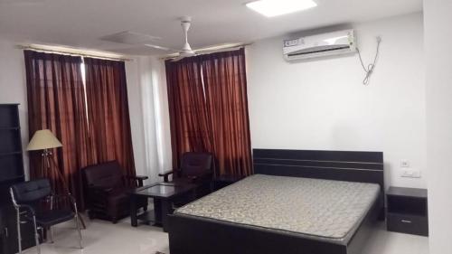 a bedroom with a bed and a table and chairs at Maa Basanti Lodge in Jāmb