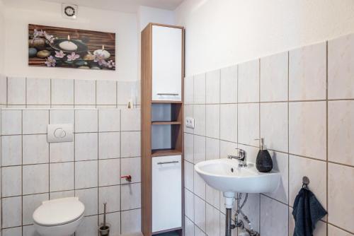 Bilik mandi di Ferienwohnung in Plaue
