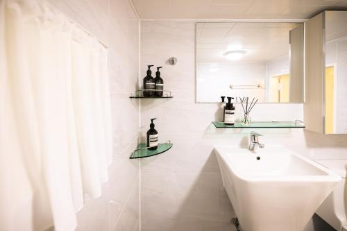 Un baño de 청담동, 명품거리, 청담역, 압구정로데오, 성형 병원, 한강공원, 강남도심, 발마사지기, 에어드레서, 무료주차