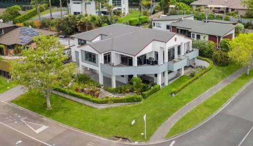 una vista aerea di una casa di Parnwell Cottage a Ohauiti