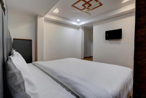 Televisyen dan/atau pusat hiburan di Hotel O Honey Inn