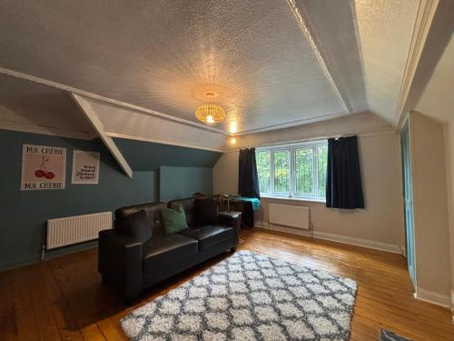 un salon avec un canapé et un tapis dans l'établissement Spacious Cosy 2 Bed Flat in The Heart of Headingley, à Headingley
