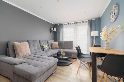 Blue and Green Family Apartment in Katowice with Two Bedrooms and Balcony by Noclegi Renters