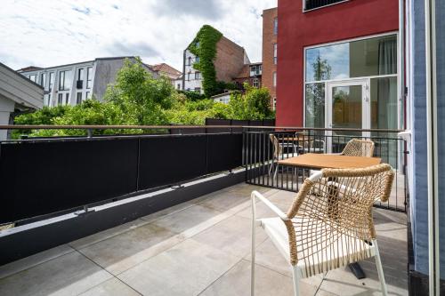 a patio with a table and chairs on a balcony at Hotel Lille Nyhavn in Skanderborg