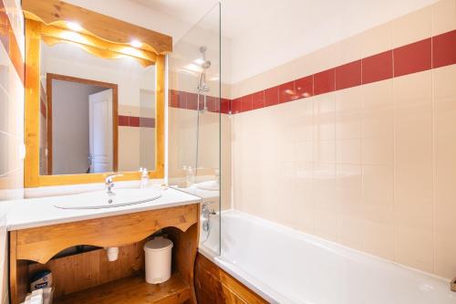 Un baño con lavabo, bañera y espejo. en Epicéa E22 - Station de ski à pied, en Chamrousse