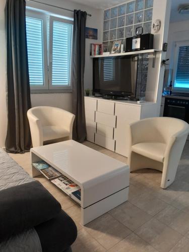 Apartment Adi