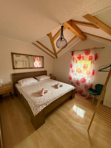 una camera da letto con un letto con due asciugamani rosa di Evina kuća a Vrzići