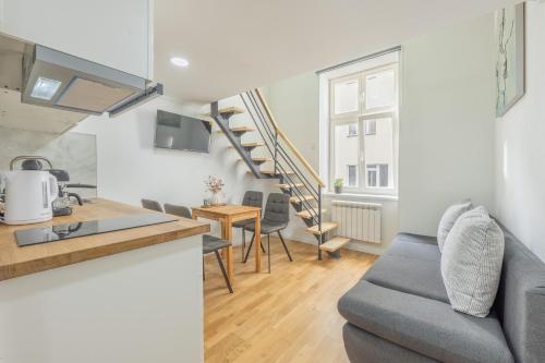 HOMELY I Central 28m2 loft I ELEVATOR I Self Check-In