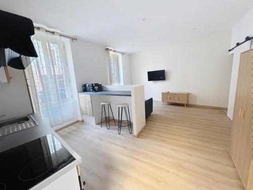 Charmant appartement في فالنسيا: غرفة معيشة مع مطبخ وغرفة طعام