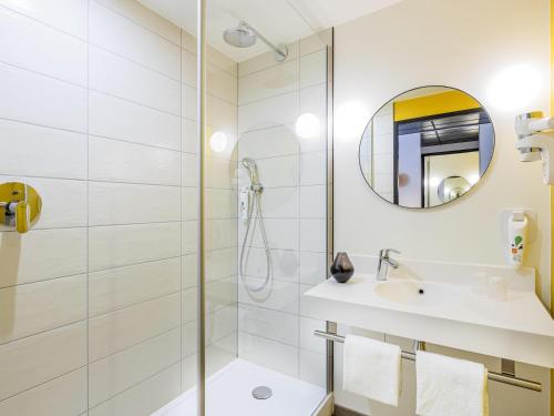 a bathroom with a shower and a sink at ibis Styles Paris Meteor Avenue d'Italie in Paris