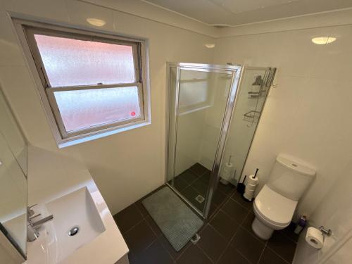 シドニーにあるRandwick Shared Apt with Study Desk & Parkingのバスルーム(シャワー、トイレ付)、窓が備わります。