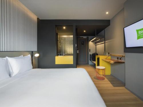 Ένα ή περισσότερα κρεβάτια σε δωμάτιο στο ibis Styles Bangkok Sukhumvit 4