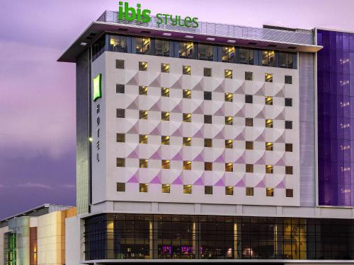a building with a sign on the side of it at Ibis Styles Merida Galerias in Mérida