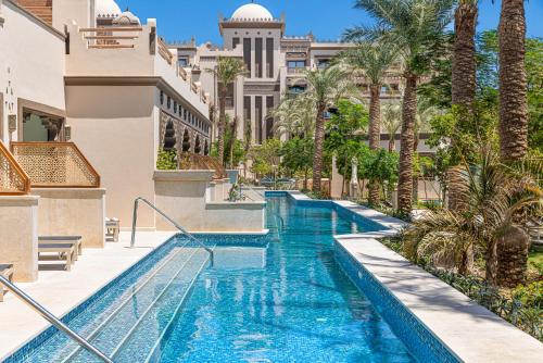 una piscina en medio de un edificio con palmeras en Al Kasr Sahl Hasheesh, en Hurghada