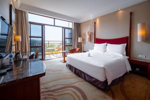 Ένα ή περισσότερα κρεβάτια σε δωμάτιο στο Zhuhai Ocean Spring Bay Grand Metropark Hotel