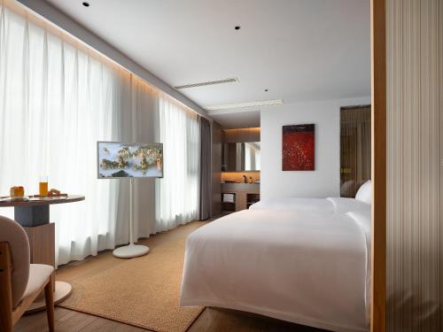 Cama o camas de una habitación en Zhangjiajie National Park RU Hotel--Free one way pick up service over 2 night,Free fresh coffee,Attraction Tickets Serivce in advance
