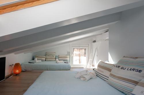 une chambre avec deux lits et une fenêtre dans l'établissement Llafranc 100 - Calle Coral, à Llafranc