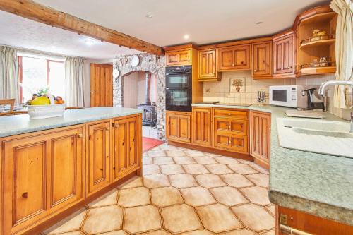 Una cocina o cocineta en Host & Stay - Windles