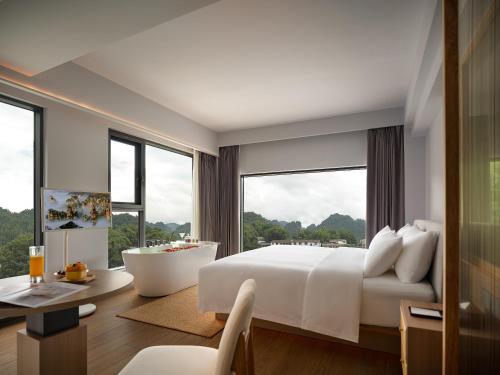 Cama o camas de una habitación en Zhangjiajie National Park RU Hotel--Free one way pick up service over 2 night,Free fresh coffee,Attraction Tickets Serivce in advance