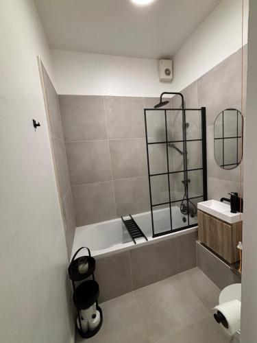 クリスタル・パレスにあるStylish 1 bed flat Londonのバスタブと洗面台のあるバスルーム