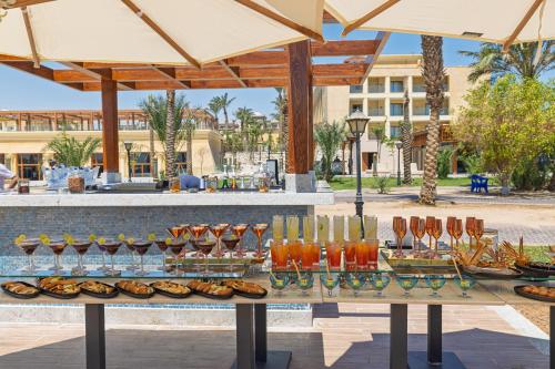 Al Kasr Sahl Hasheesh في الغردقة: بوفيه مشروبات على طاولة في منتجع