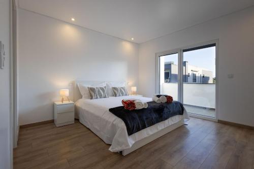 Postel nebo postele na pokoji v ubytování Quarto Piscina aquecida e Casa de banho Privativa