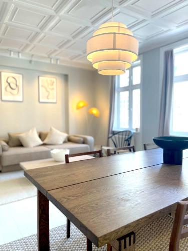 Χώρος καθιστικού στο 2 Bedroom Apartment in Trendy Area